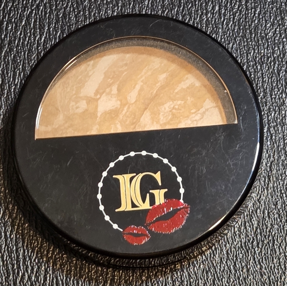 Laura Geller Baked Balance-n-Brighten Color Correcting Foundation in Light